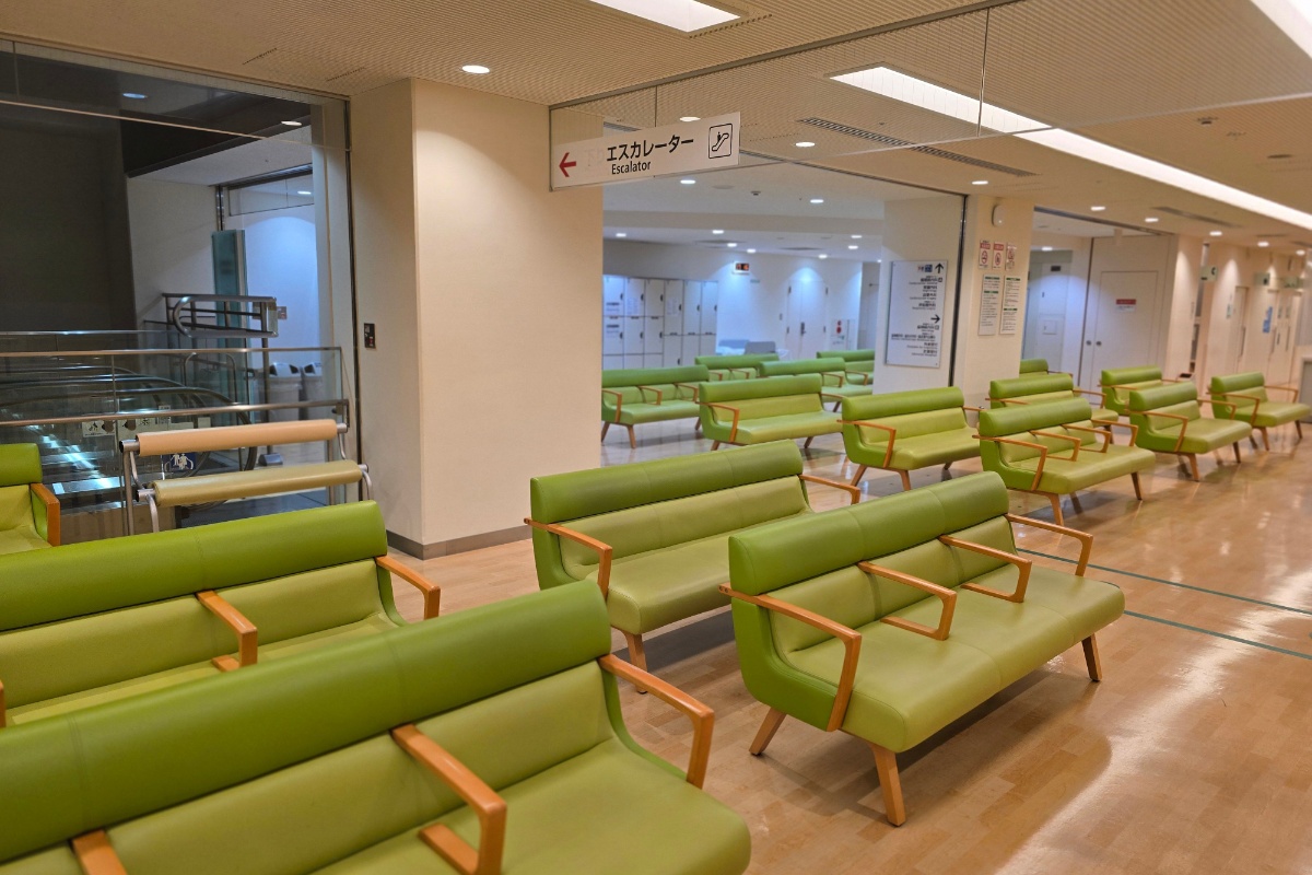 Hospital waiting area in Tokyo with rows of seats and Japanese signage
