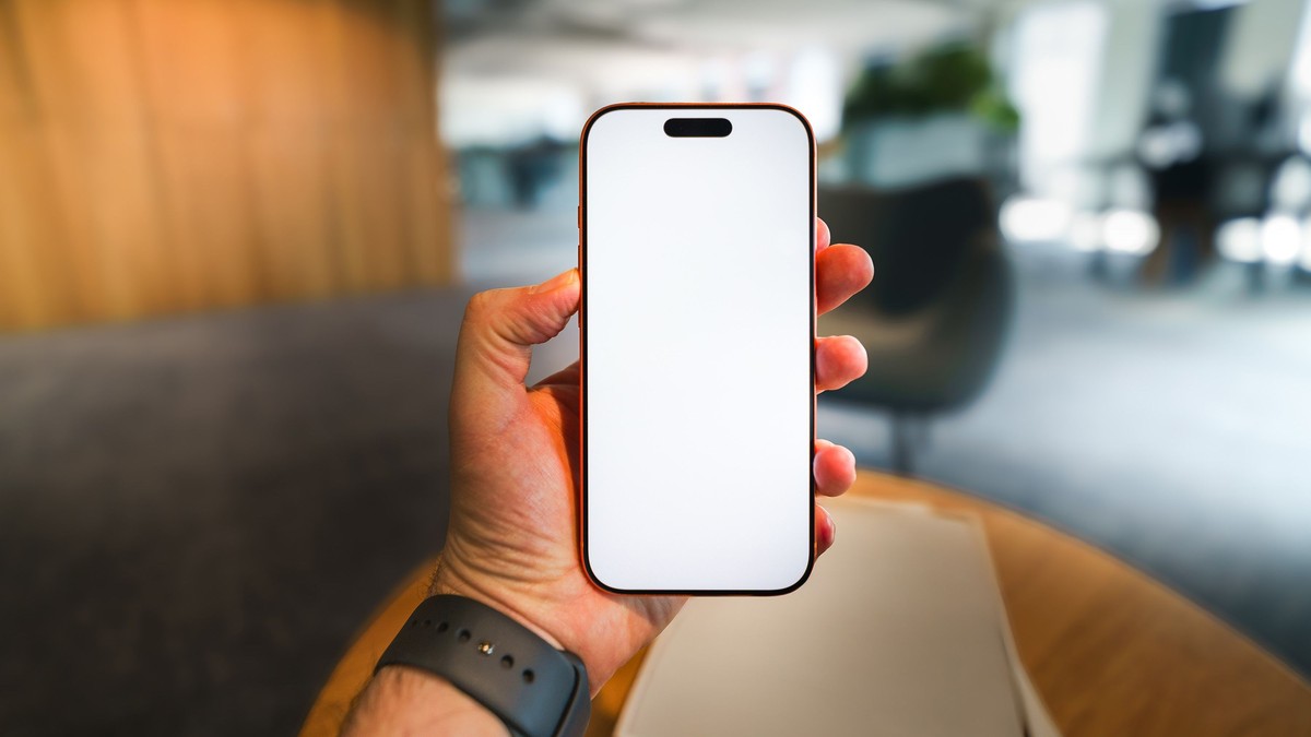 Resident preparing a smartphone for accessible emergency communication in Japan