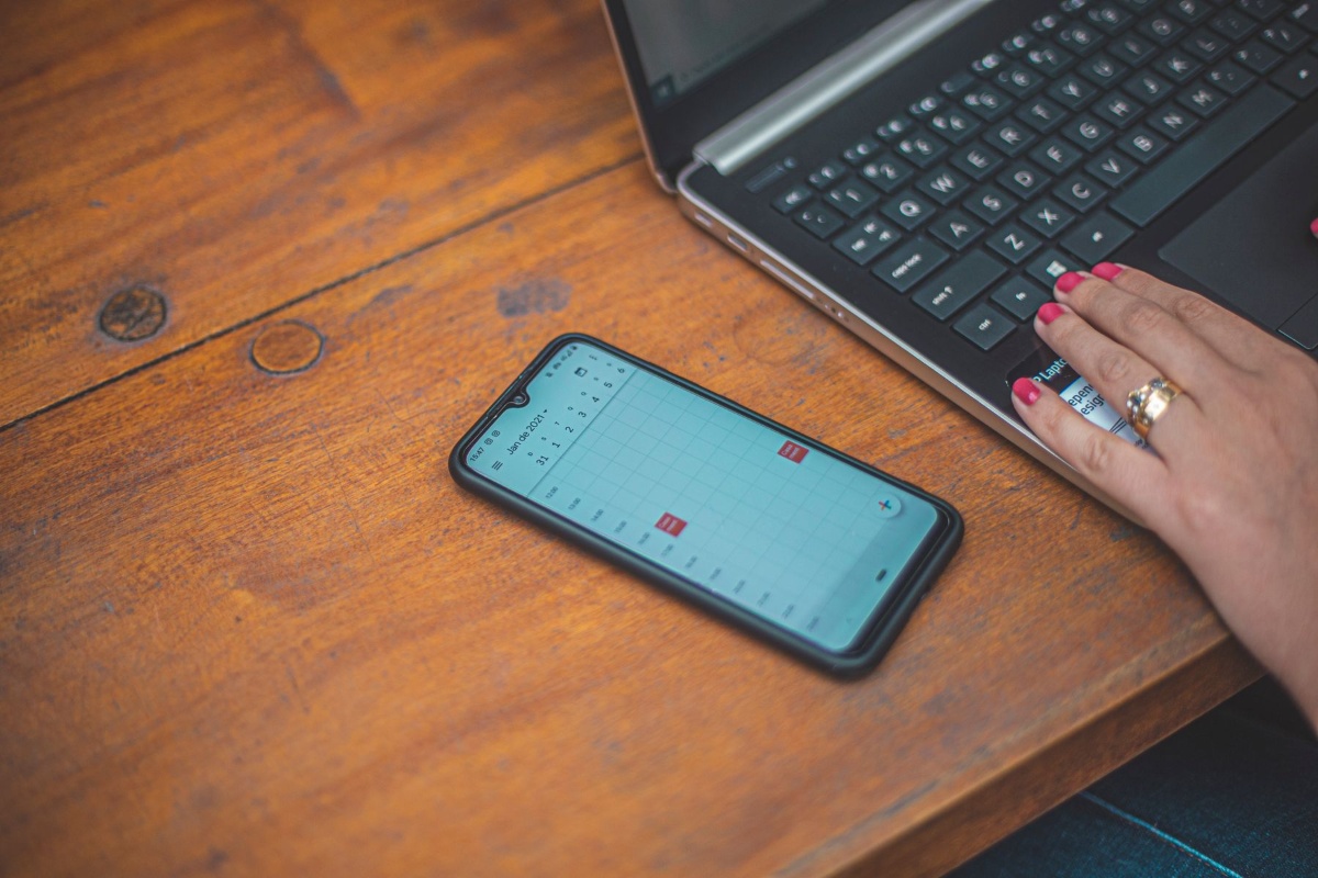 Checking short-term housing dates on a smartphone calendar