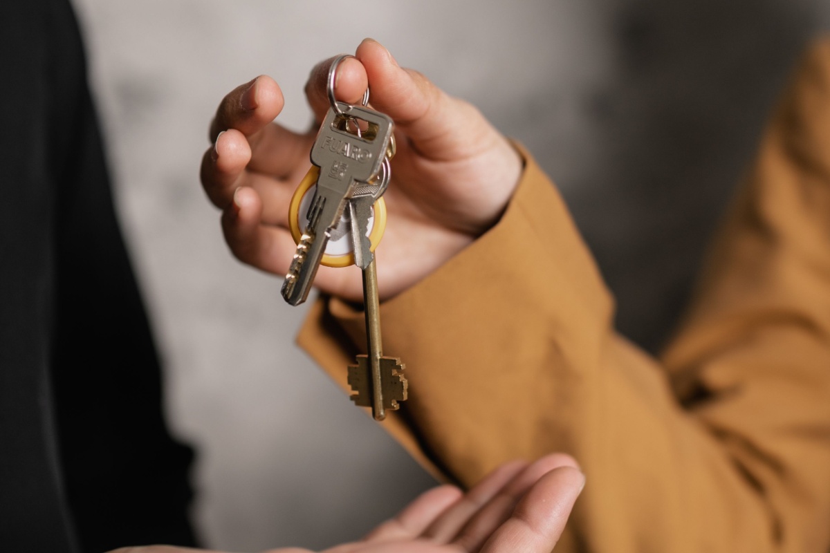 Apartment keys being returned during the final handover